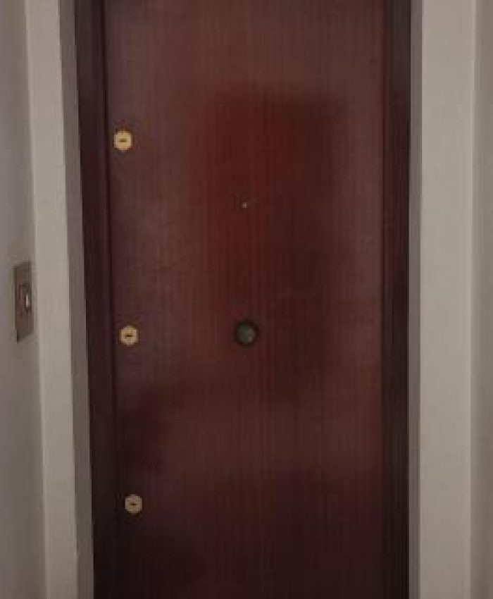 Come sollevare la porta blindata che striscia sul pavimento