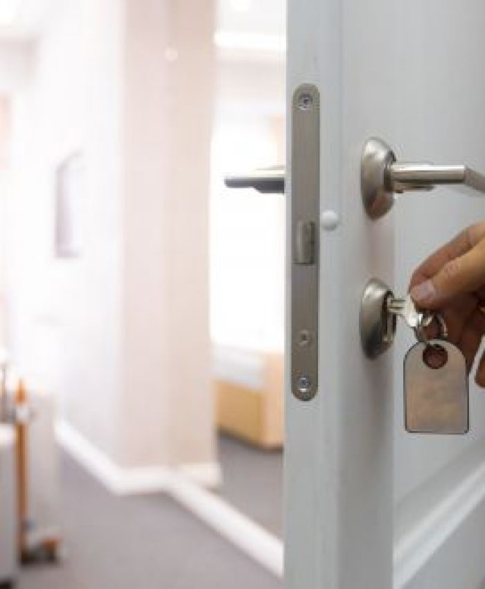 Porta che si apre da sola: come ripararla